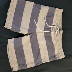 Mossimo medium size 19" max width x 18" height